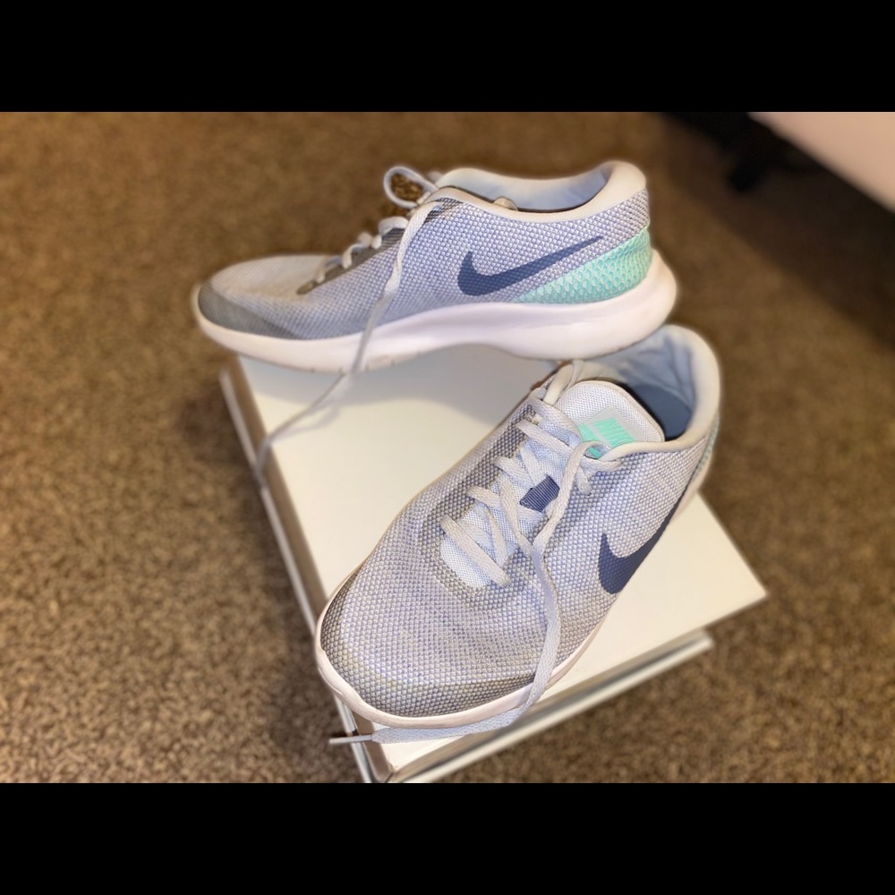 Nike FLEX running shoes dynamic heel design - Picture 2 of 9